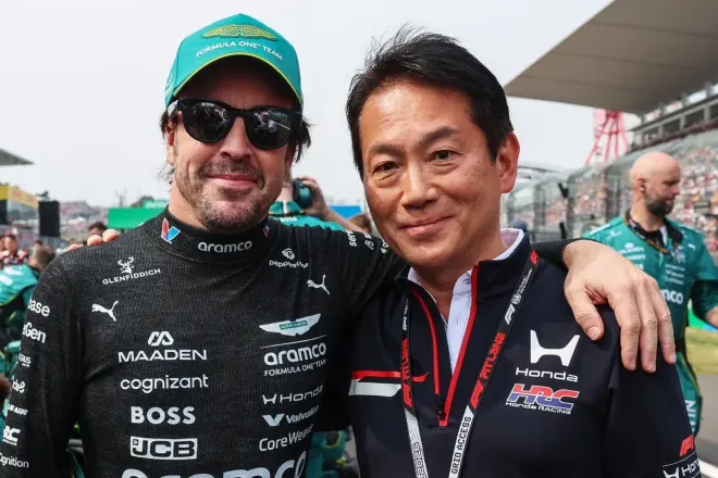Fernando Alonso y Koji Watanabe presidente de Honda en el GP de Japón 2026