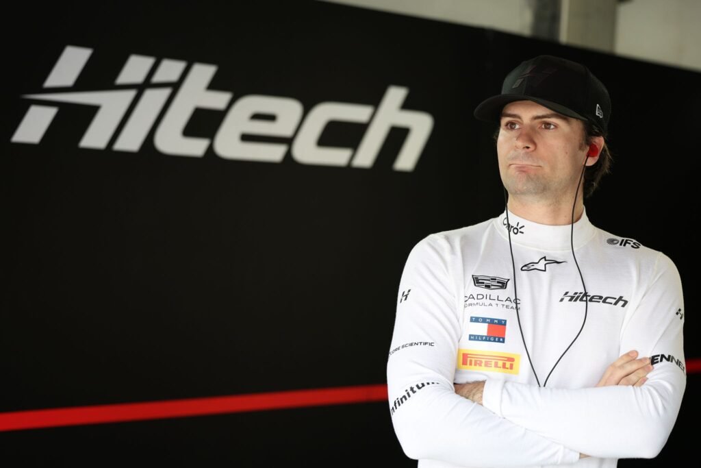 Piloto Colton Herta con el mono de Cadillac F1 tras confirmarse su programa de sesiones libres para 2026.