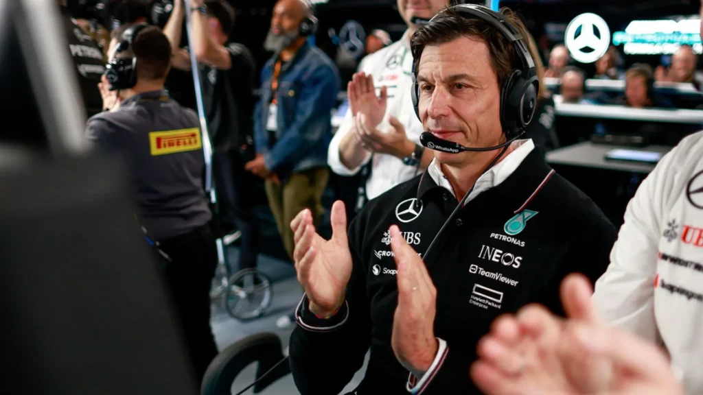 Toto Wolff descartando el fichaje de Verstappen para Mercedes en 2026.