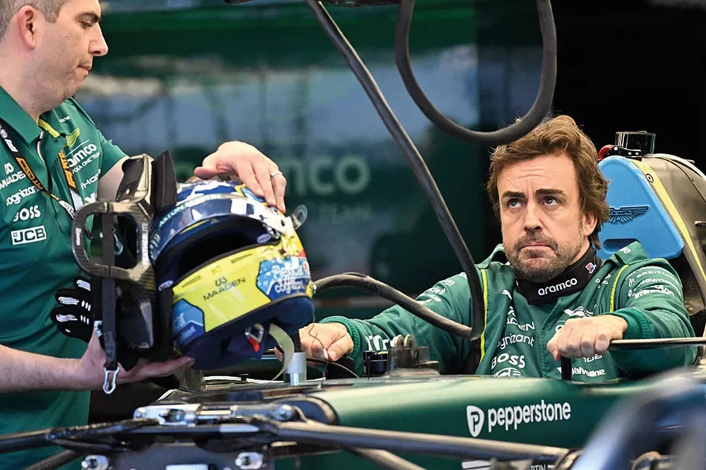 FERNANDO ALONSO CORRIGE LAS EXPECTATIVAS DE ASTON MARTIN EN EL GRAN PREMIO DE CANADÁ 1 Fernando Alonso montándose en el coche